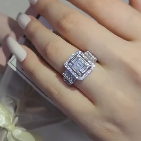 Visually Appealing Luxury Mossanite Engagement Ring - - Picture 2 of 10